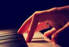 精神斗志引领比赛：球员拼尽全力，争夺胜利